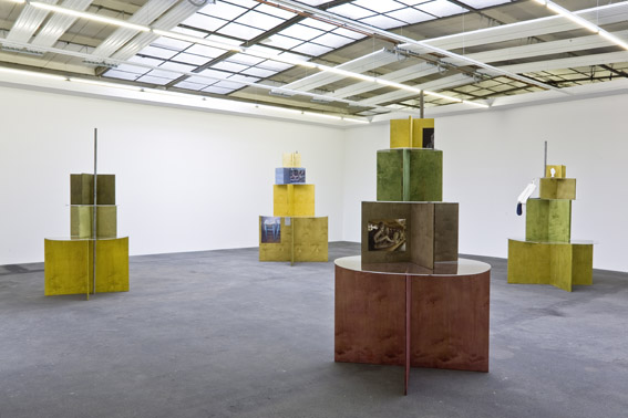 Michaela Meise, „Lachende Steine“, Galerie Johann König, Berlin, 2010, Ausstellungsansicht