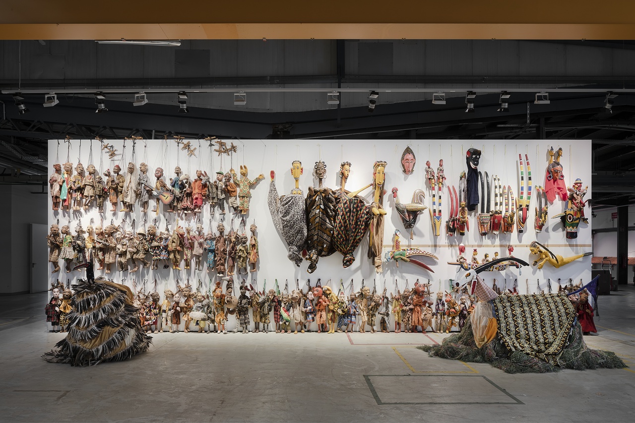Foundation Festival sur le Niger, „Yaya Coulibaly, The Wall of Puppets“, 2022, Installationsansicht