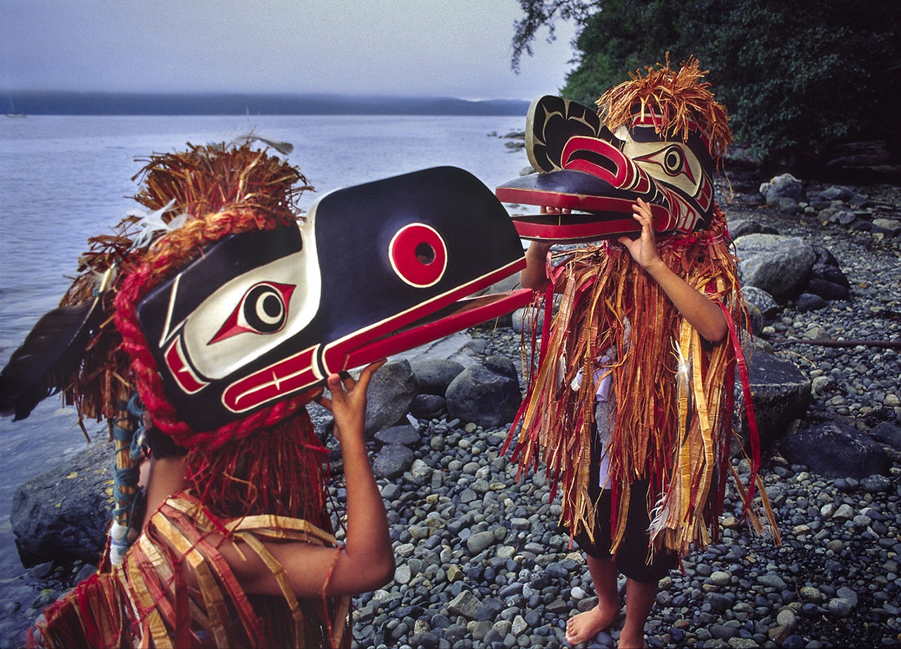 Children with / Kinder mit Kwakwaka’wakw masks / Masken, Alert Bay, ca. 2001