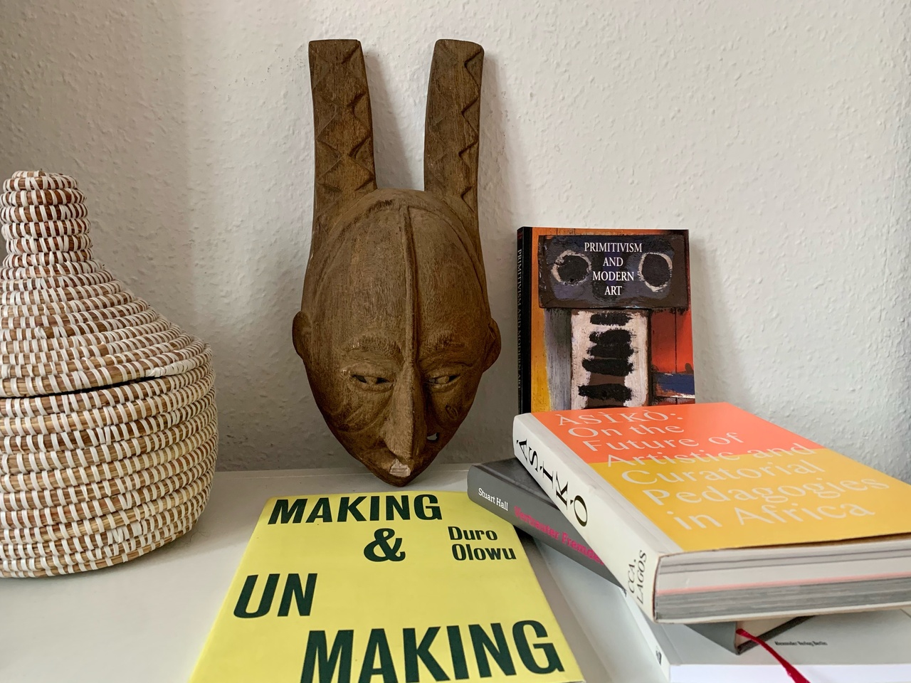 Maske der Igbo, heute Nigeria, mit zufälliger Buchauswahl der Autorin in ihrer Frankfurter Wohnung.