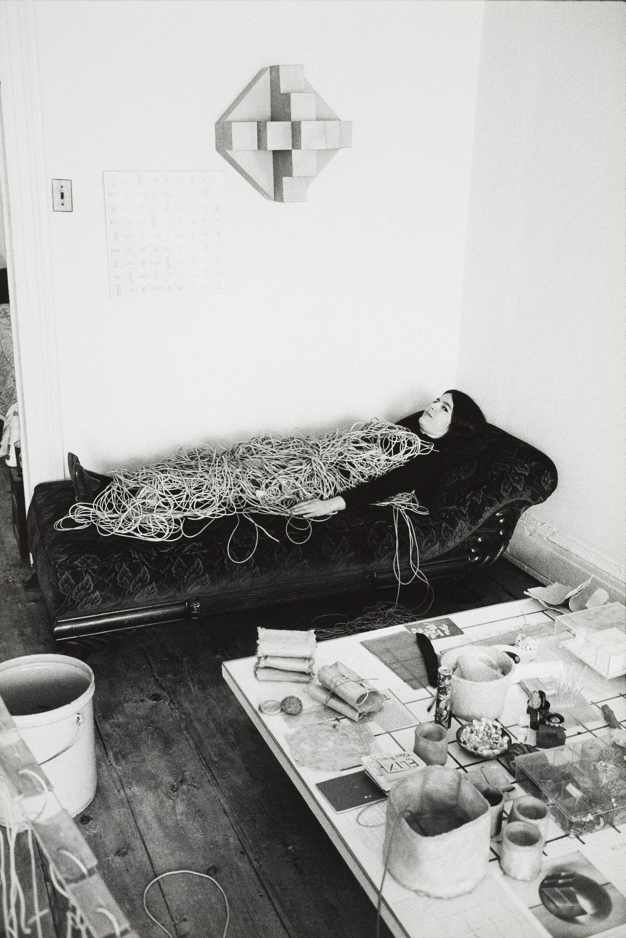 Hermann Landshoff, Eva Hesse in ihrem Atelier in der Bowery Street, New York, 1969