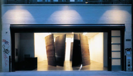 Gagosian Gallery, Installationsansicht von Richard Serra, "Two Forged Rounds (for Buster Keaton)", Galeriedesign von Richard Gluckman, New York 1991