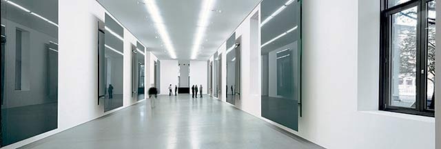 Gerhard Richter, "ACHT GRAU", Deutsche Guggenheim, Berlin, 2003 Blick in die Ausstellungshalle