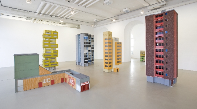 Ina Weber, "Von Bauhaus zu Real über Lidl und Minimal", Kassler Kunstverein, 2008, Ausstellungsansicht
