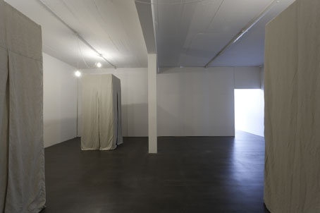 Vincent Tavenne, „Illusion und Simulation: Trois Machins, Un Truc, Deux Bidules“, Galerei Hammelehle und Ahrens, Cologne, 2007, installation view