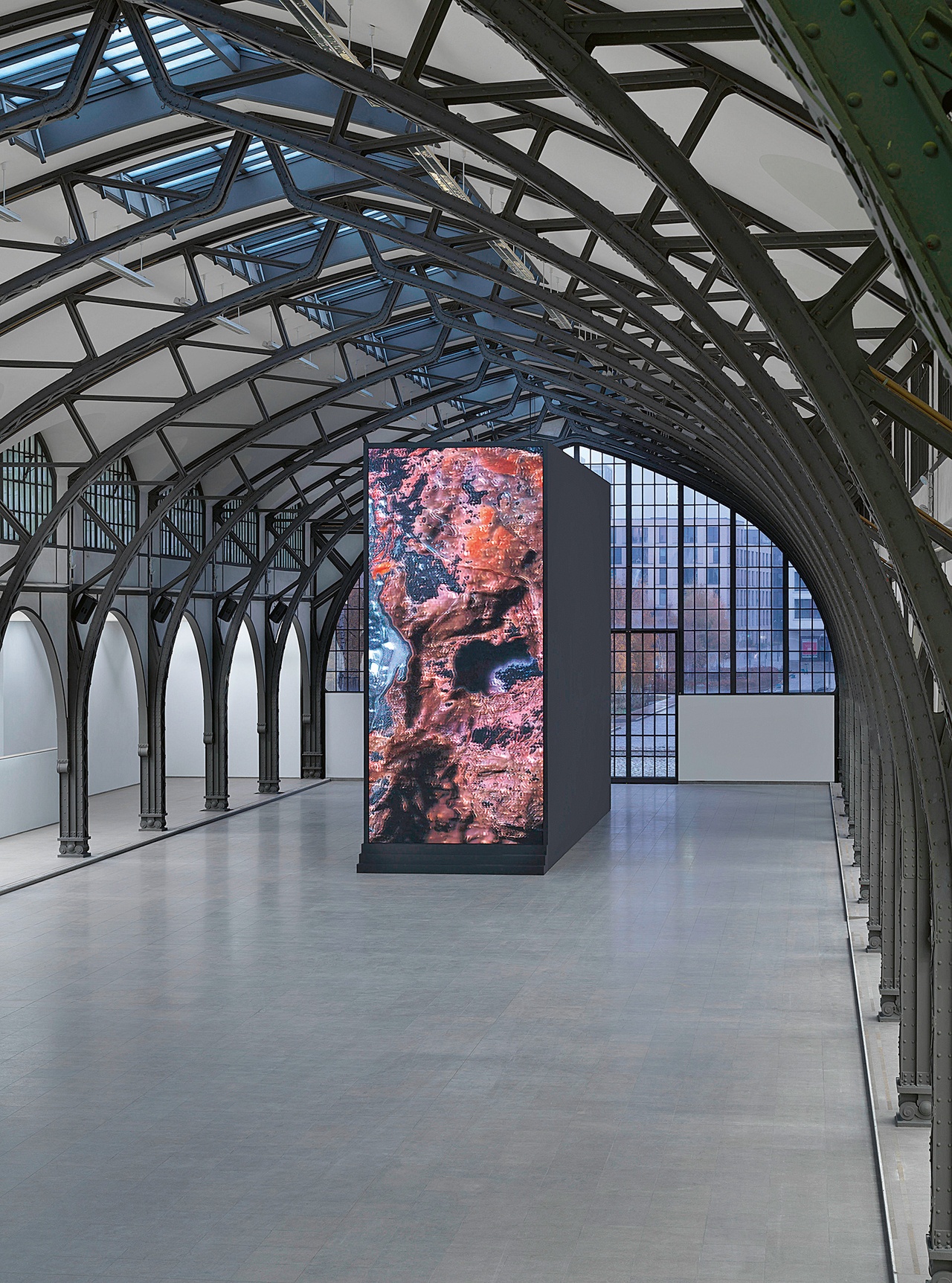 „Sandra Mujinga: IBMSWR: I Build My Skin With Rocks“, Hamburger Bahnhof, Berlin, 2022–23, Ausstellungsansicht