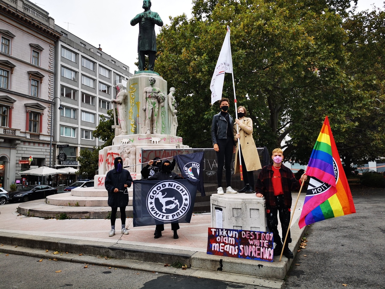 Aktivist*innen der Jüdischen österreichischen HochschülerInnen, der Migrantifa Wien und des Queermuseum halten Schandwache.