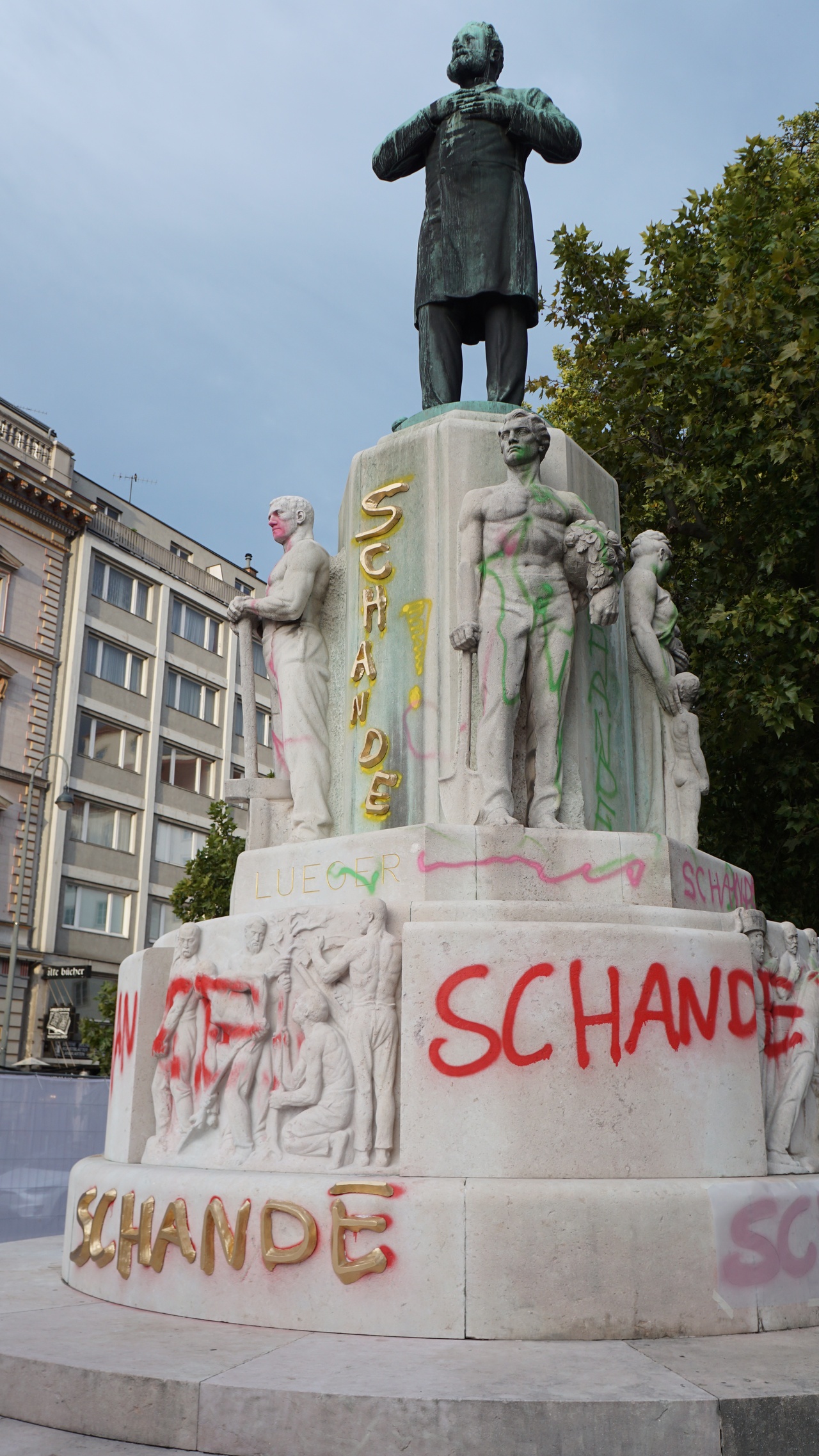 Vergoldete Schriftzüge aus Beton transformieren zwei der „Schande“-Graffiti am Lueger-Denkmal zu einem Relief.