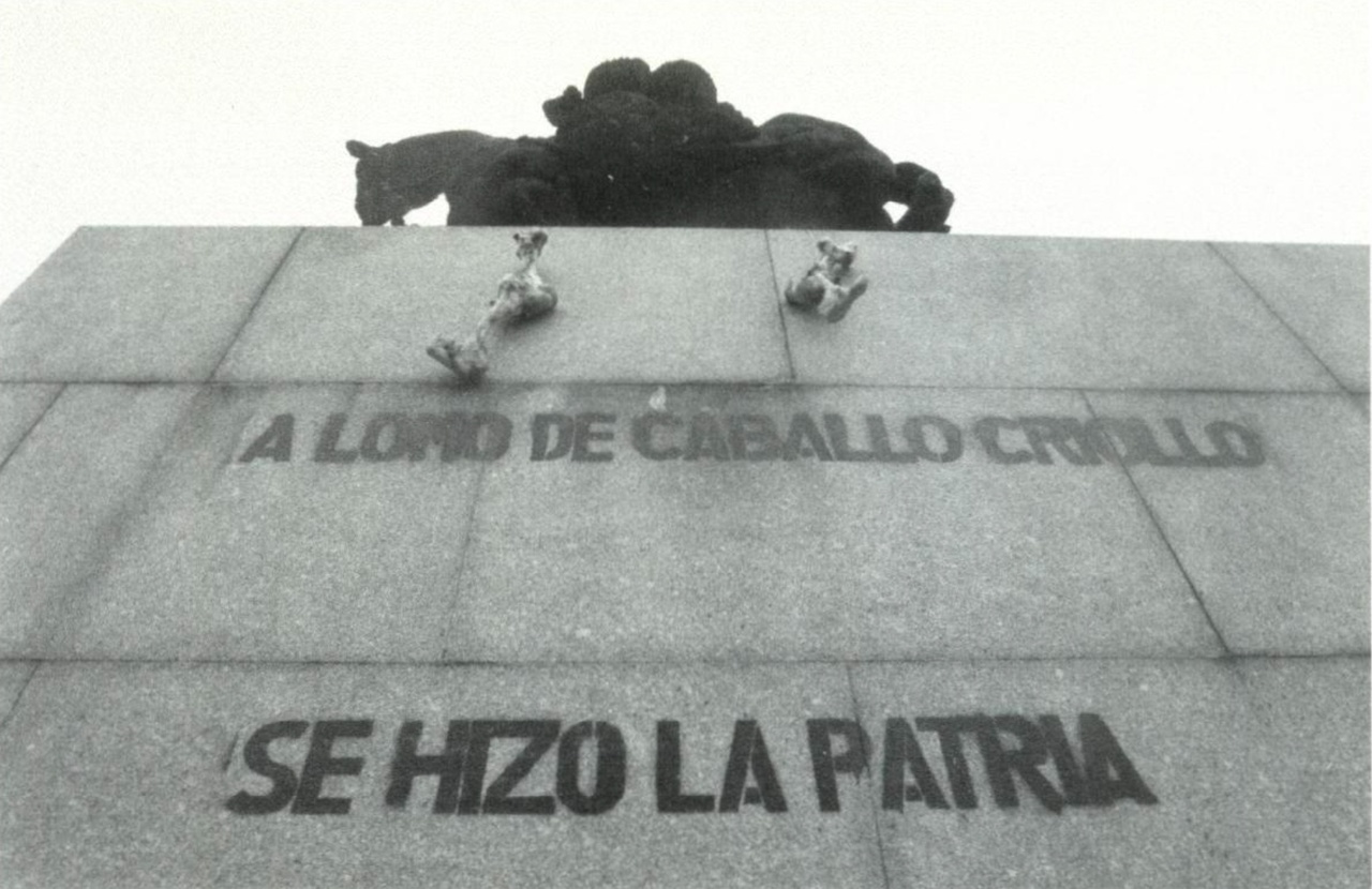 Ricardo Lanzarini, „A lomo de caballo criollo se hizo la patria”, 1996, Urbane Intervention