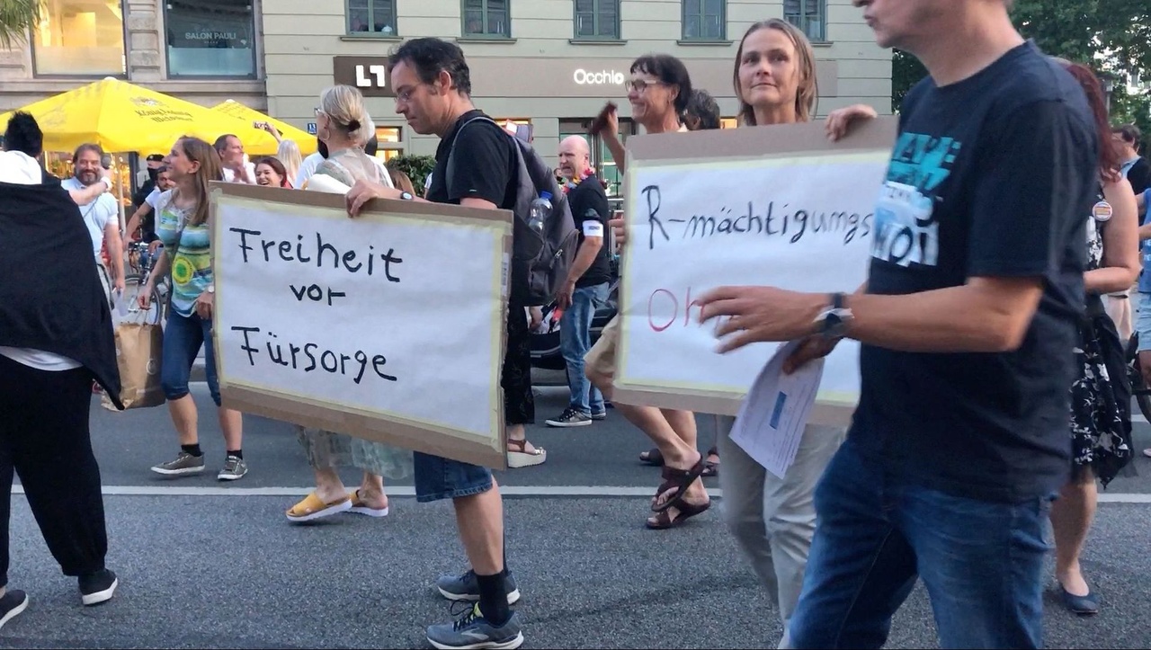 Demonstration gegen die Maßnahmen zur Bekämpfung der Corona-Pandemie, 25.07.2020, München