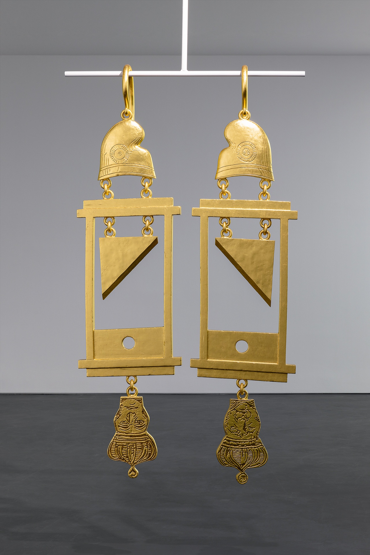 Simon Fujiwara, „A Dramatically Enlarged Set of Golden Guillotine Earrings Depicting the Severed Heads of Marie Antoinette and King Louis XVI“, 2019