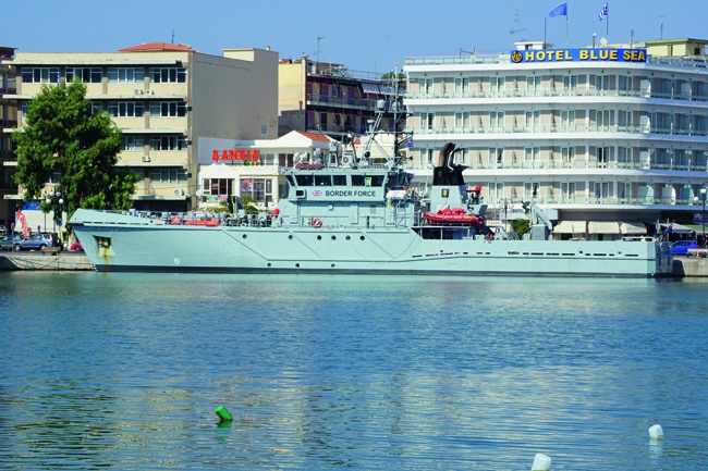 Thomas Kilpper, Britisches Kriegsschiff im Hafen von Mytilini auf Lesbos als Antwort auf die Migrationsbewegungen von Afrika nach Europa / British warship in the harbor of Mytilini on Lesbos. in response the migratory movements from Africa to Europe, 2017