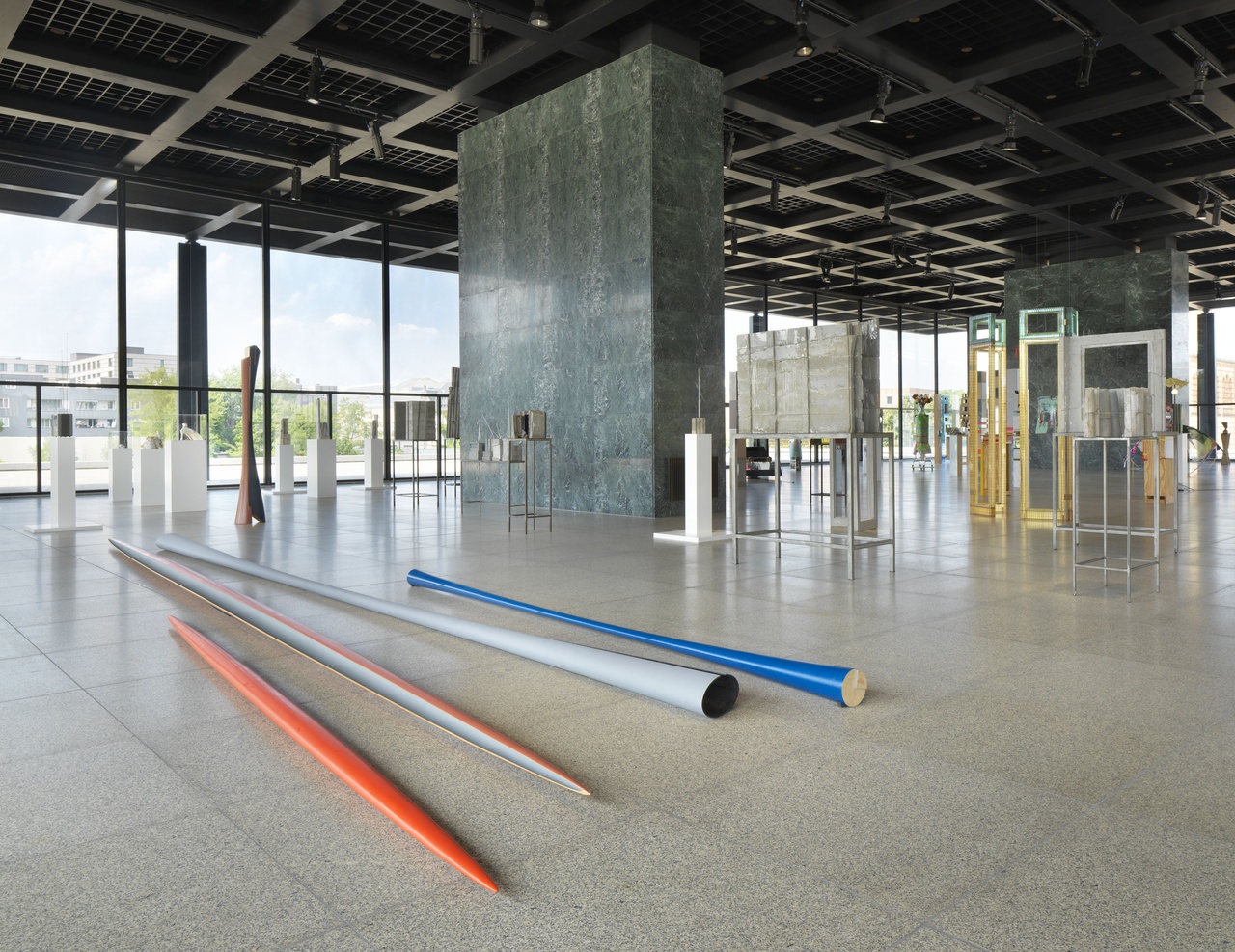 „Isa Genzken: 75/75“, Neue Nationalgalerie, Berlin, 2023, Ausstellungsansicht