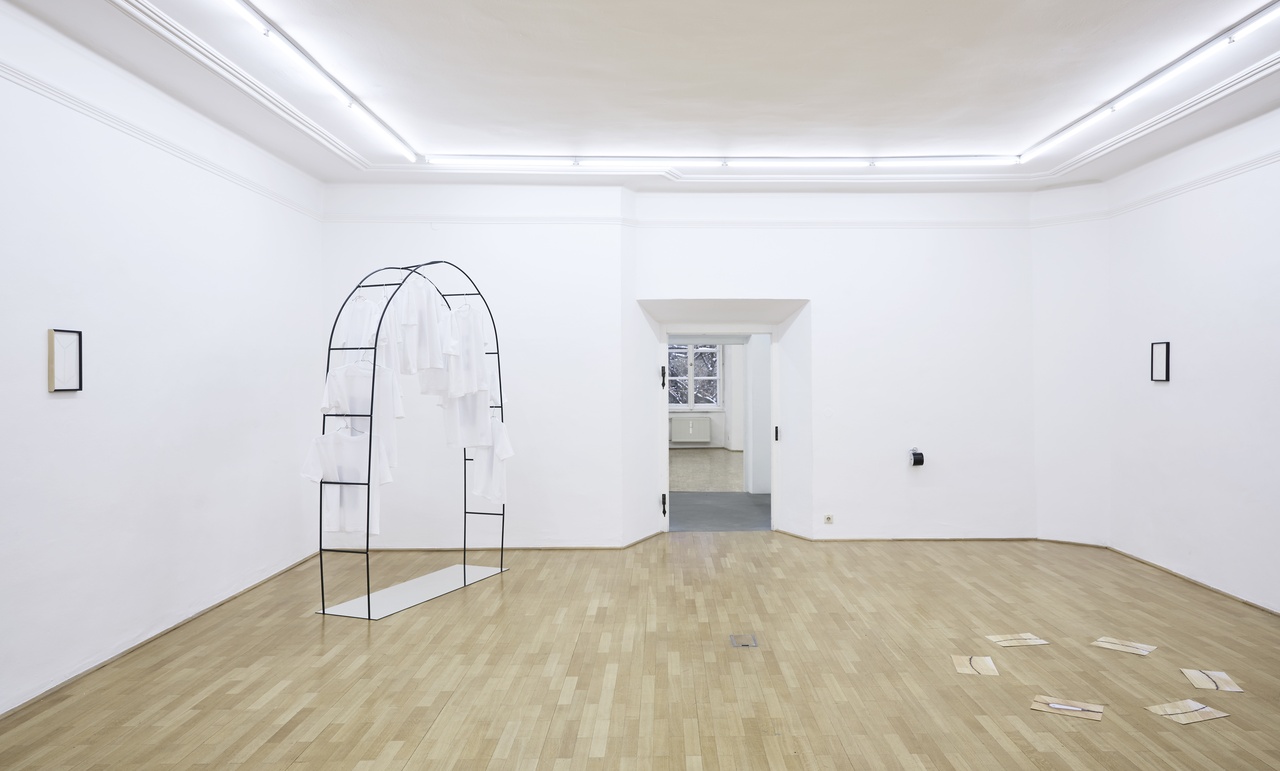 „Christian Egger: Fwd: Disparate Threads! False Endings! (Schere & Kette)“, Galerie der Stadt Schwaz, 2022, Installationsansicht
