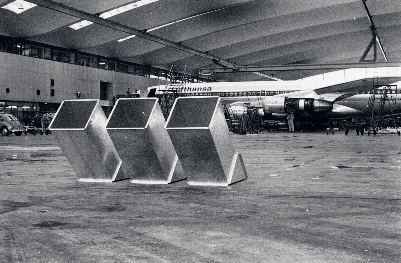 Charlotte Posenenske, „Vierkantrohre Serie D“ / “Square Tubes Series D,” Flughafen / Airport Frankfurt/M., 1967