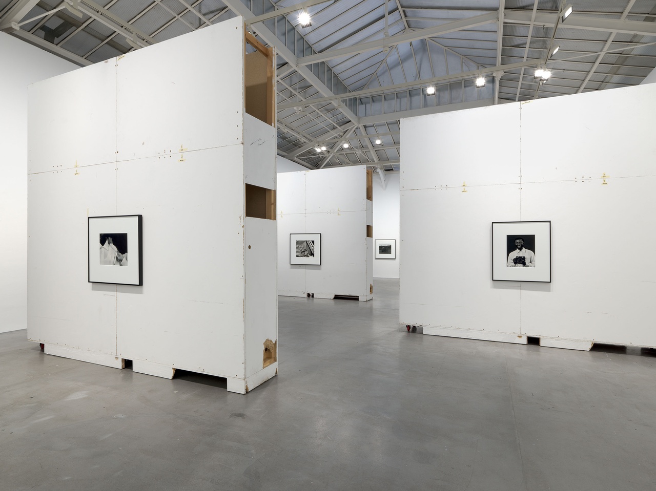 “Christopher Williams: standard pose,” David Zwirner, Paris, 2021-22, installation view