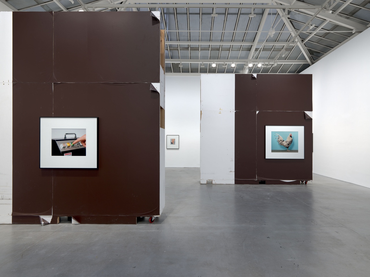 “Christopher Williams: standard pose,” David Zwirner, Paris, 2021-22, installation view