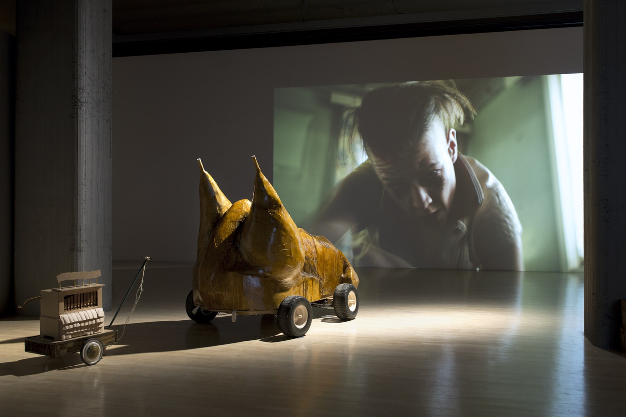 „Beate Engl, Leonie Felle, Franka Kaßner: Prekärotopia“, Lenbachhaus, München, 2019, Ausstellungsansicht