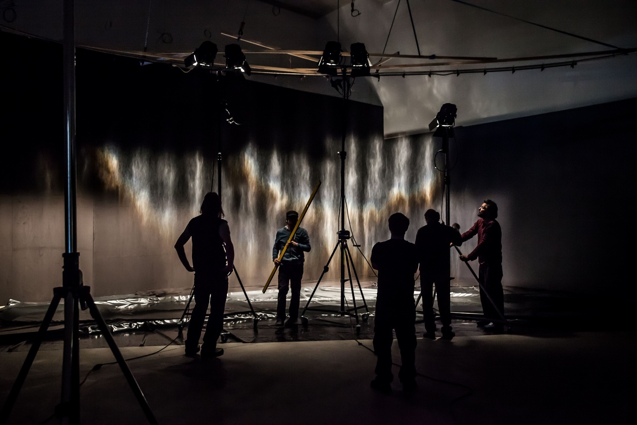 Erprobung der Arbeit „Rainbow assembly” im Studio Olafur Eliasson, 2016