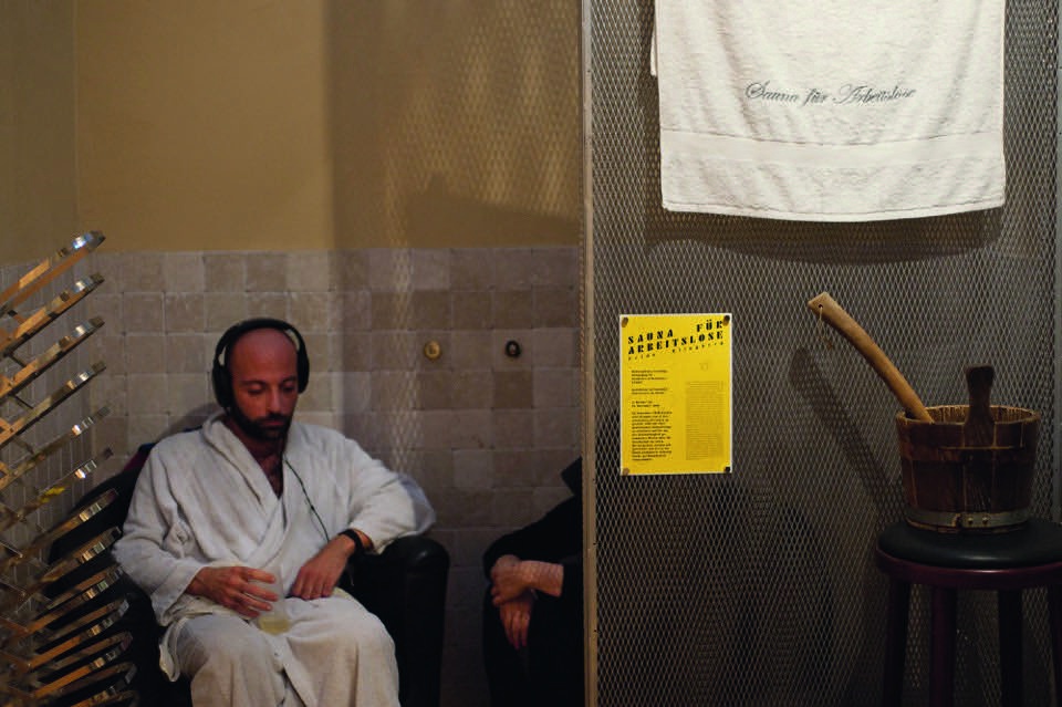 District, „Sauna für Arbeitslose“, Ausstellungsansicht / installation view / im Saunabad von / in the sauna of Frida Klingberg, Berlin, 2016