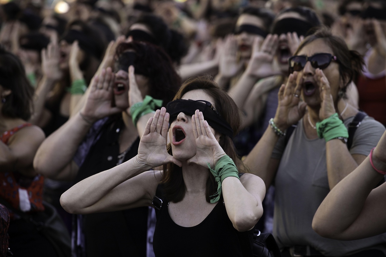 Protestors at the / bei der performance „A rapist in your path“ by the / der collective LASTESIS, Buenos Aires 2019