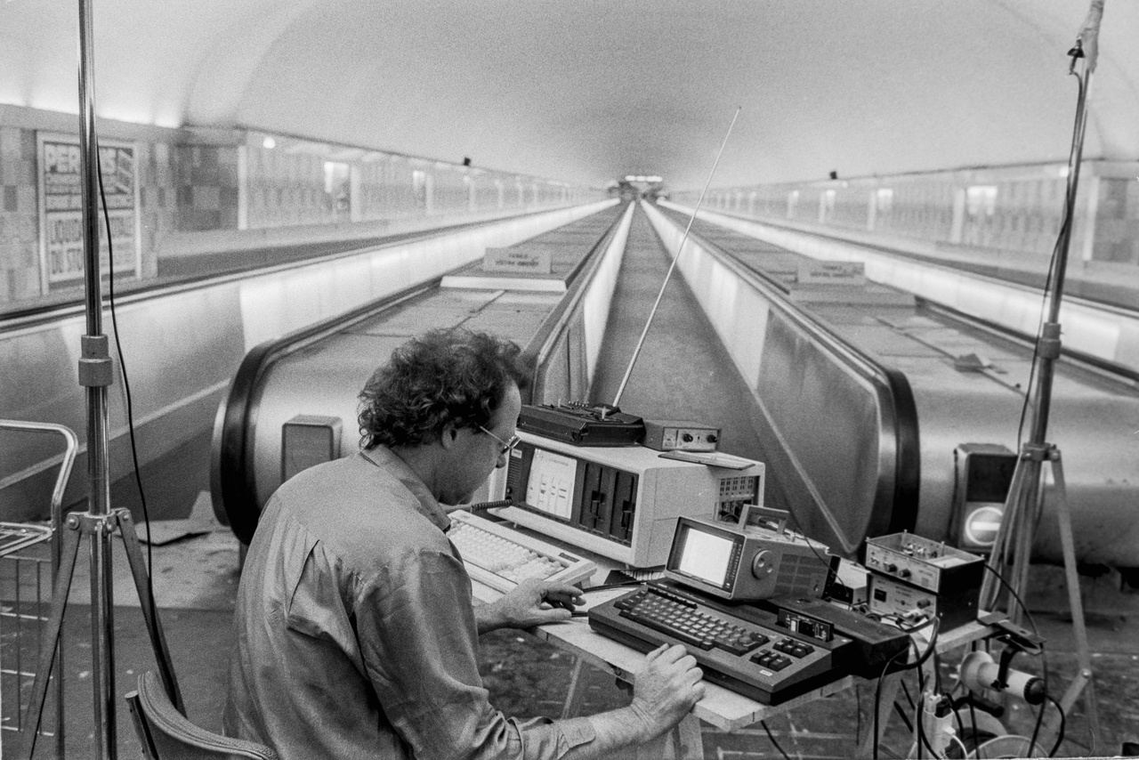 Max Neuhaus 1985 um 2 Uhr morgens im Verbindungstunnel Montparnasse bei der Arbeit an einer Klanginstallation für die RATP/ Max Neuhaus 1985 at 2 a.m. in the connecting tunnel Montparnasse working on a sound installation for the RATP