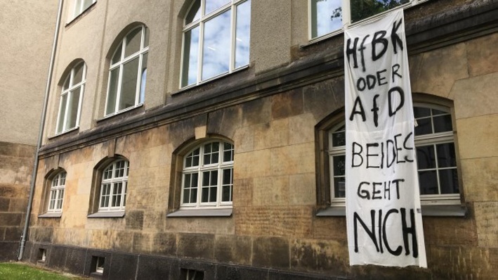 Studierende haben am 29.05.2019 aus Protest gegen die Kandidatur der Bibliotheksleiterin für die AfD die Hochschulbibliothek besetzt.