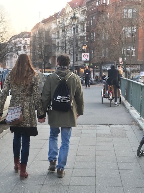 „Ich turne bis zur Urne": Zwei Meter Abstand bei der Vitamin-D-Anreicherung auf der Hobrecht-Brücke zwischen Kreuzberg und Neukölln.