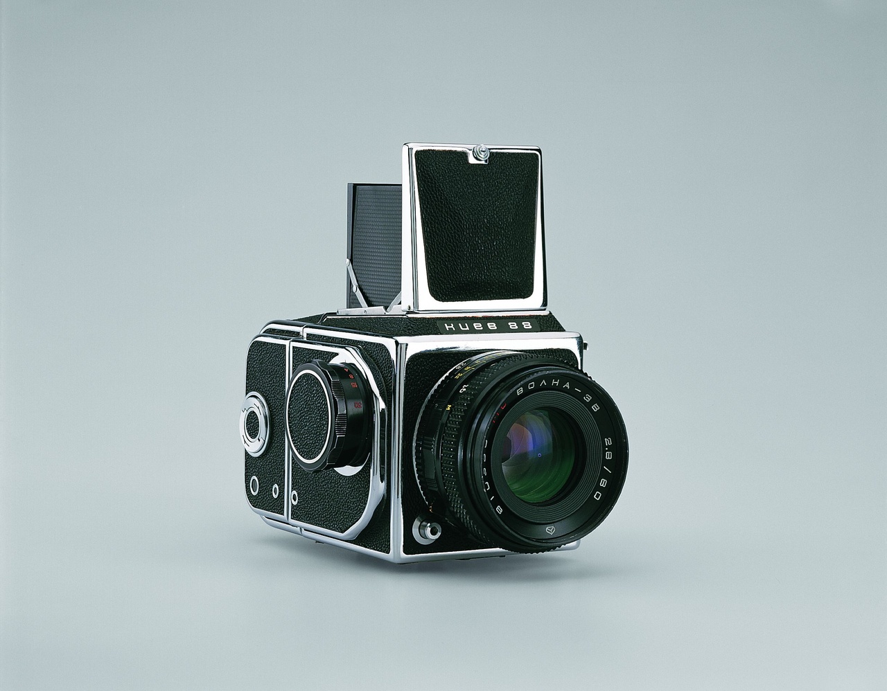 Christopher Williams, “Kiev 88, 4.6 lbs. (2.1 Kg) Manufacturer: Zavod Arsenal Factory, Kiev, Ukraine. Date of production: 1983–87. Douglas M. Parker Studio, Glendale, California. March 28, 2003 (NR. 1),” 2003