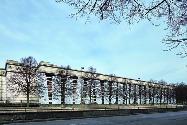 „El Anatsui: Triumphant Scale“, Installation on the façade of Haus der Kunst, Munich, 2019