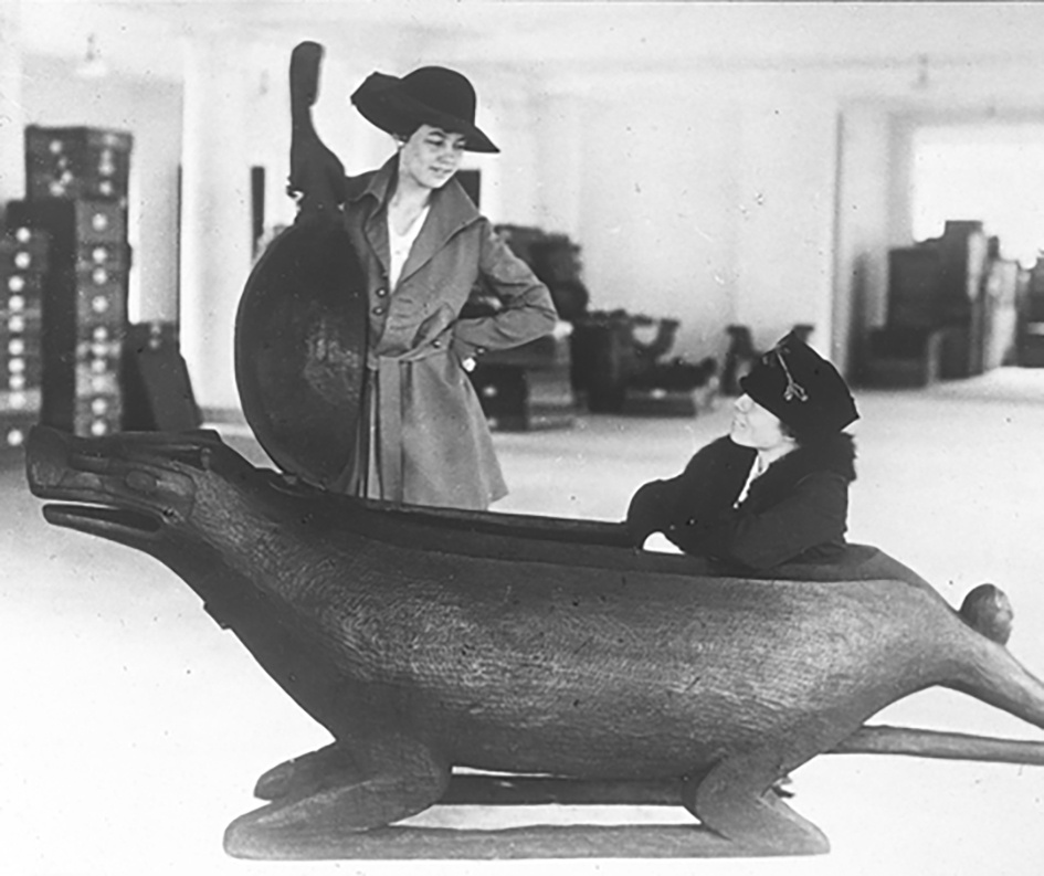 Large food dish and ladle of the / großes Gefäß und Schöpfkelle der Kwakwaka'wakw at the / im National Museum of the American Indian’s Heye Center, New York, 1920s