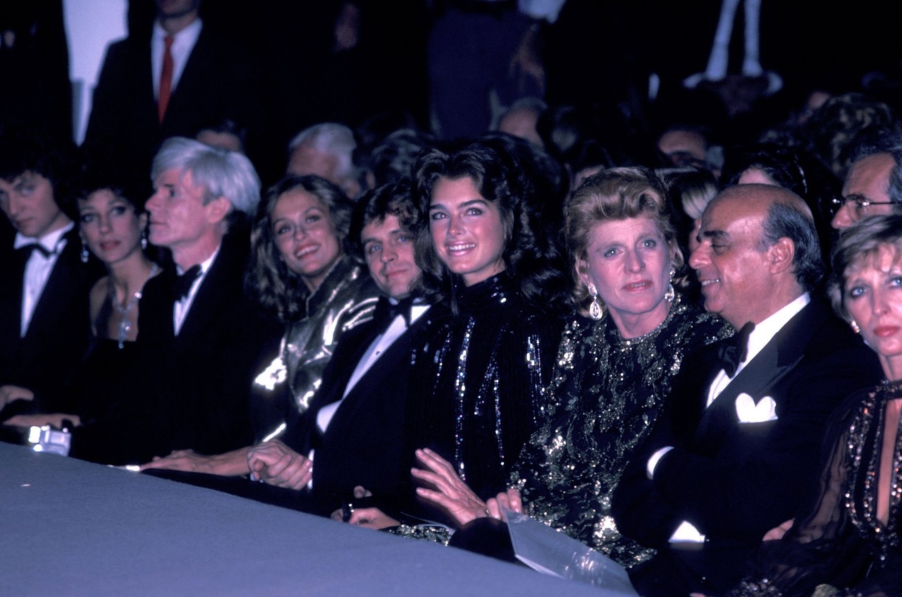 Andy Warhol, Lauren Hutton, Brooke Shields, Patricia Kennedy Lawford, Donald Brooks in der ersten Reihe bei / front row at Valentino, 1982