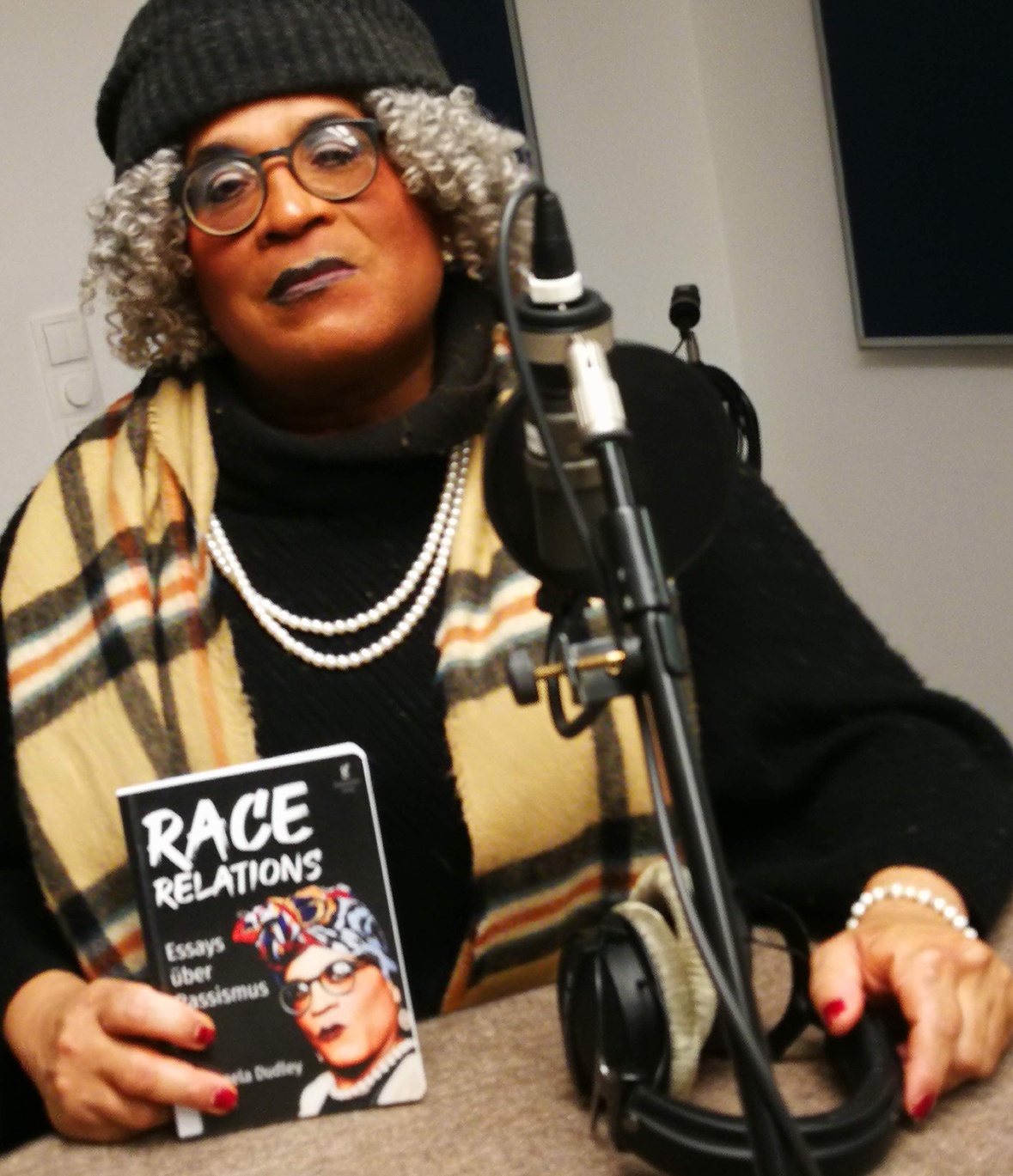 Die Autorin mit ihrem Buch „Race Relations“