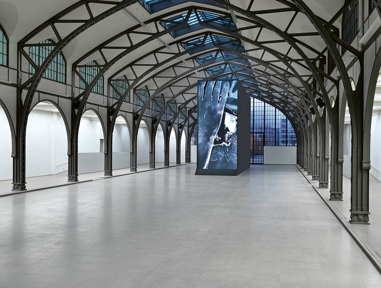 „Sandra Mujinga: IBMSWR: I Build My Skin With Rocks“, Hamburger Bahnhof, Berlin, 2022–23, Ausstellungsansicht