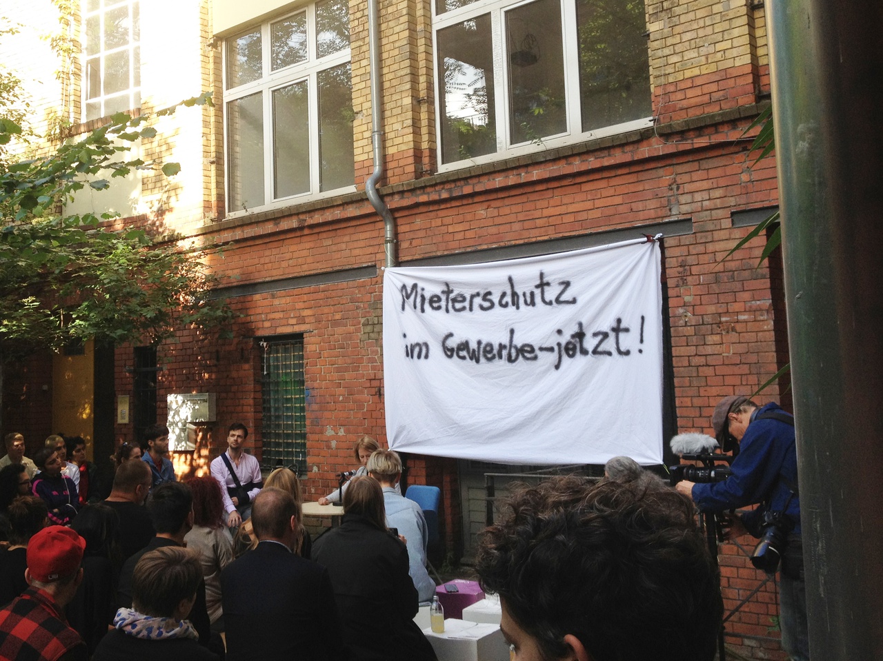 Proteste des Atelier- und Gewerbehofs / protests in front of the Artist Complex at Muskauer Straße, Berlin, 2018