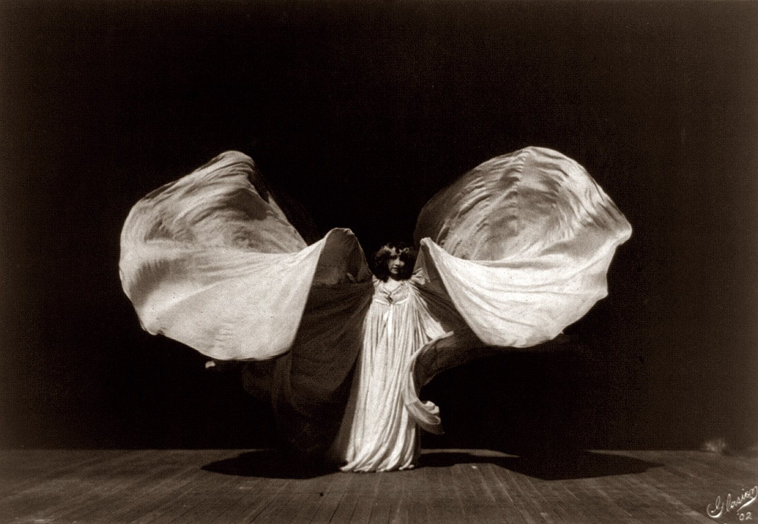 Loïe Fuller dancing, 1902