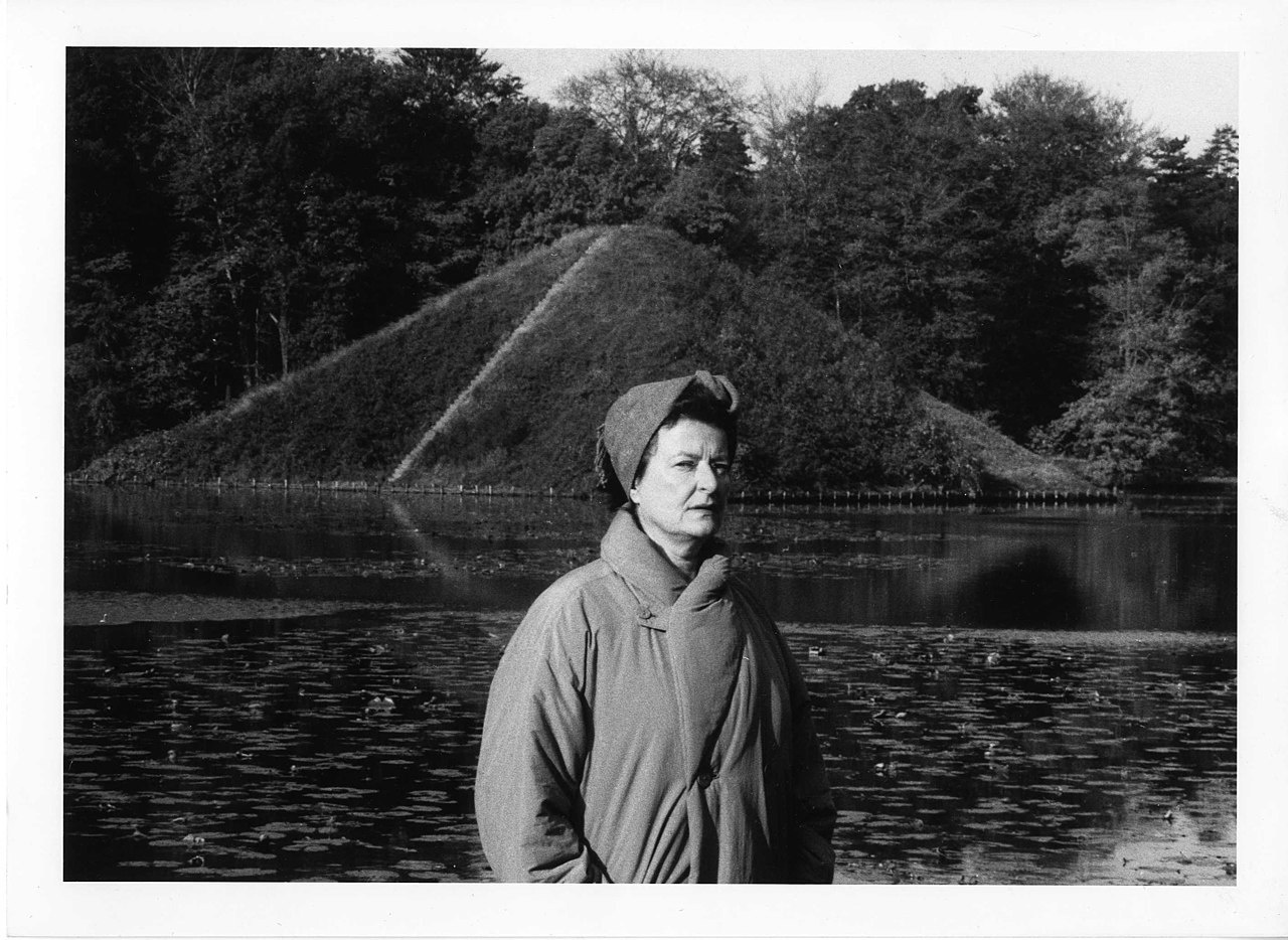 Sarah Schumann vor der Seepyramide von Pückler-Muskau, 1992