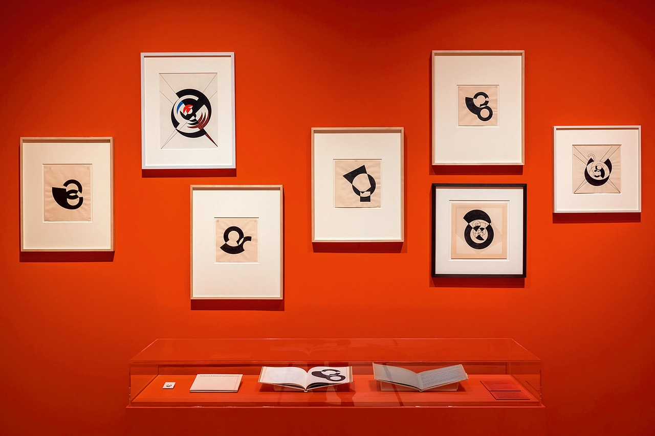 “Sophie Taeuber-Arp: Living Abstraction,” The Museum of Modern Art, New York, 2021–22, installation view